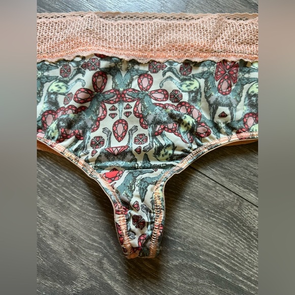 Maaji Low Rise Hip Hugger Jewel Greyhound Design Lace Trim Thong Panty. Size L - Picture 3 of 7